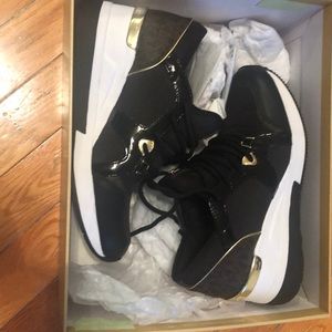 MICHAEL KORS Sneaker Wedges. LIKE NEW!!!!!!